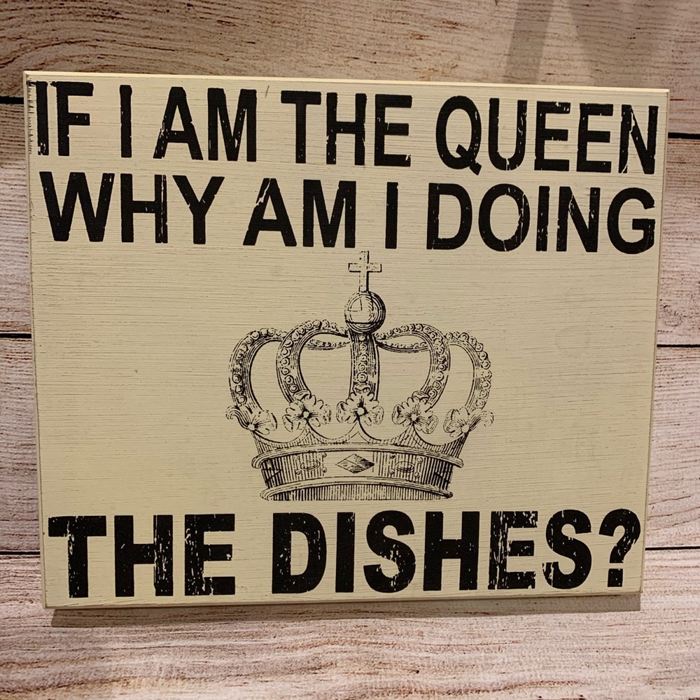 Queen Dishes Wood Wall Decor